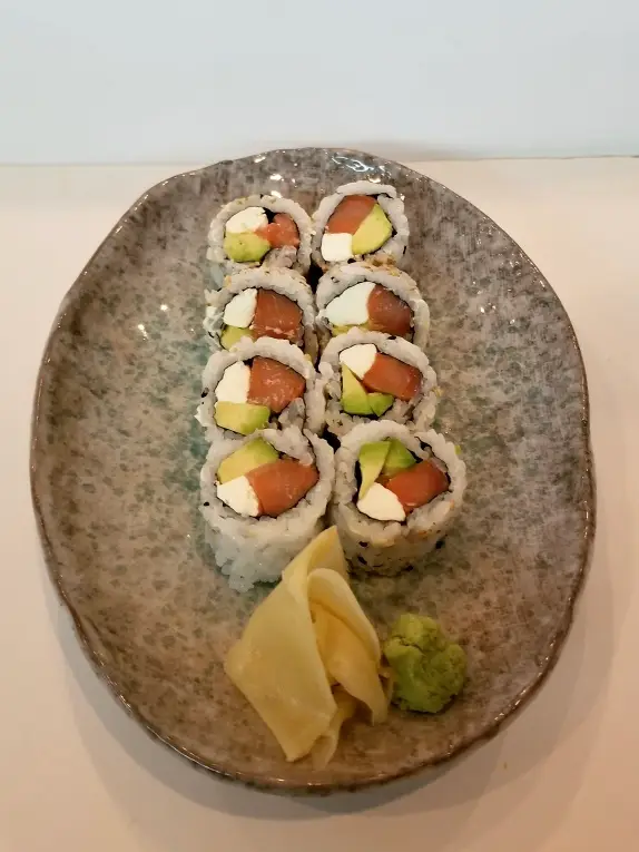 Philadelphia Roll, smoked salmon with cream cheese and cucumber