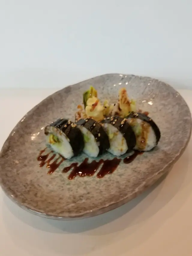 Shrimp Tempura Roll, crispy shrimp tempura with avocado